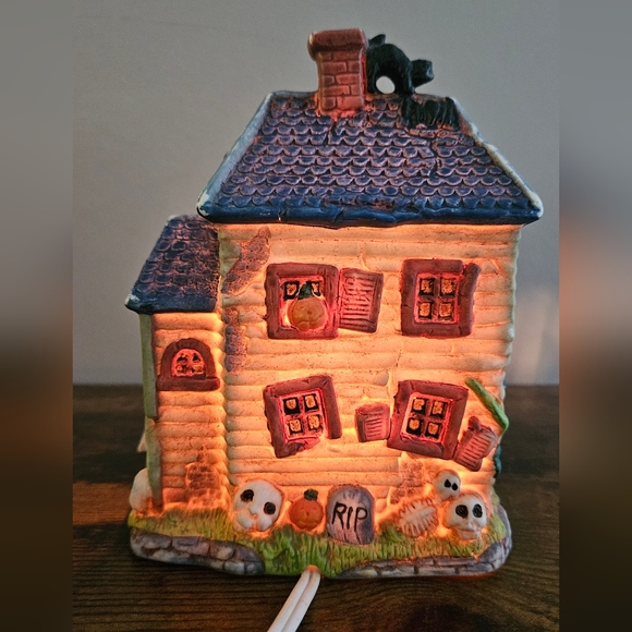 Light-Up Haunted House Halloween Decor - Picture 3 of 12